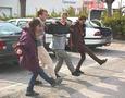Guylaine,Nico, Cali, Laitue, danse Grecque sur un parking