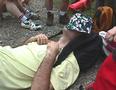 Fred sieste sous le  bob fleuri