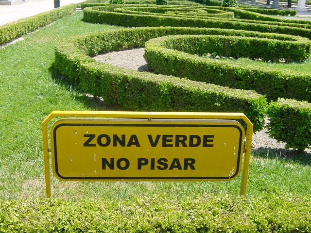 Jardins du Palais Royal - zone verte, ne pas pi\351tiner