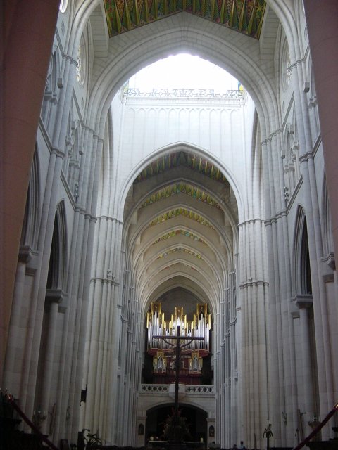 Basilique de la Almudena, colonnes