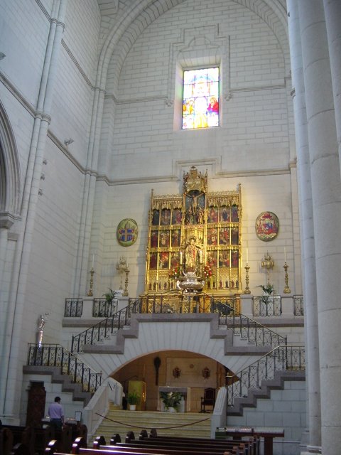 Basilique de la Almudena, autel