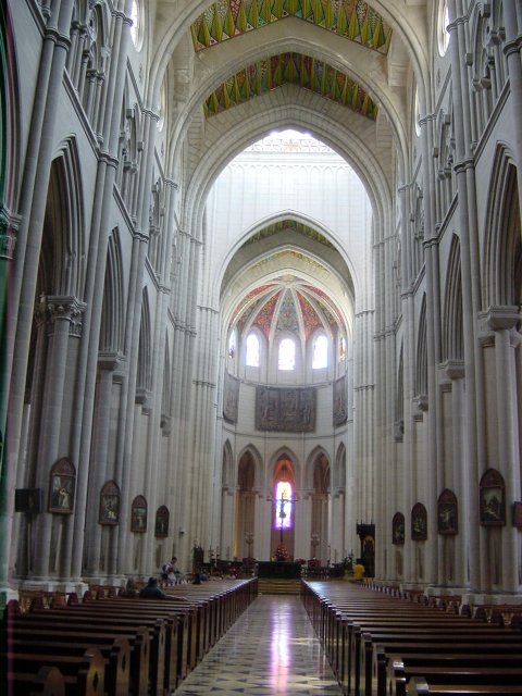 Basilique de la Almudena, colonnes