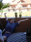 Steph Bi s'\351tirant sur la terrasse