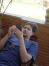 Steph Bi jouant au solitaire sur Palm Pilot