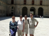 Sophie, les Bi, Steph Petit-cul dans la cour du Palais