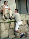 Steph Petit-cul escaladant le muret \340 c\364t\351 de Fr\351do