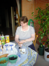 Madame Bi pr\351parant une t\351quila paf!