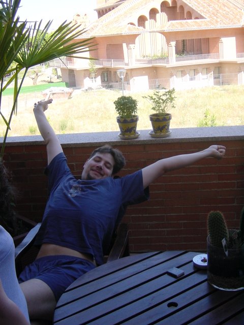 Steph Bi s'\351tirant sur la terrasse