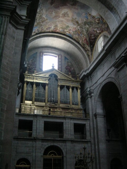 Orgues et plafond peint