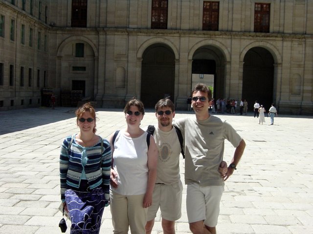 Sophie, les Bi, Steph Petit-cul dans la cour du Palais