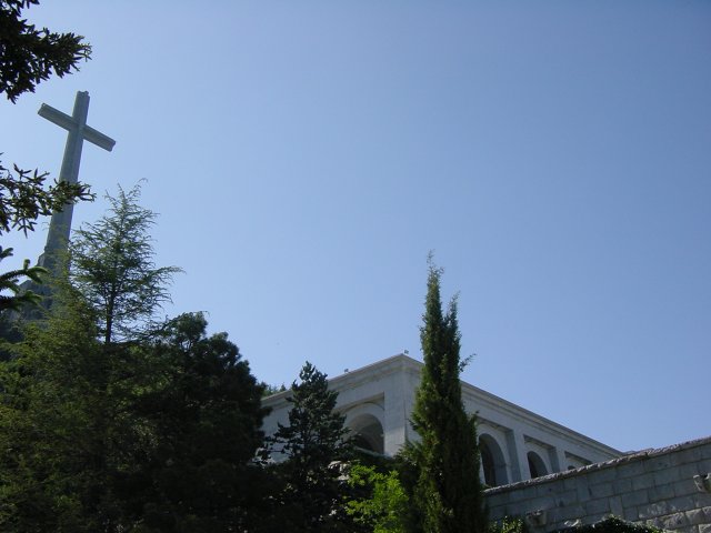 Croix de 150 m\350tres de haut et basilique