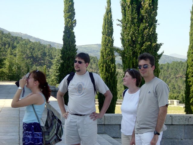 Sophie, les Bi, Steph Petit-cul devant la basilique de la Valle de los caidos