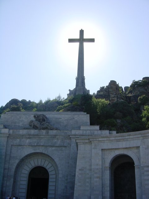 Croix de 150 m\350tres de haut et basilique