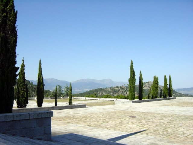 Esplanade de la basilique et vue sur la vall\351e