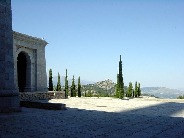 Esplanade de la basilique et ombre de la croix