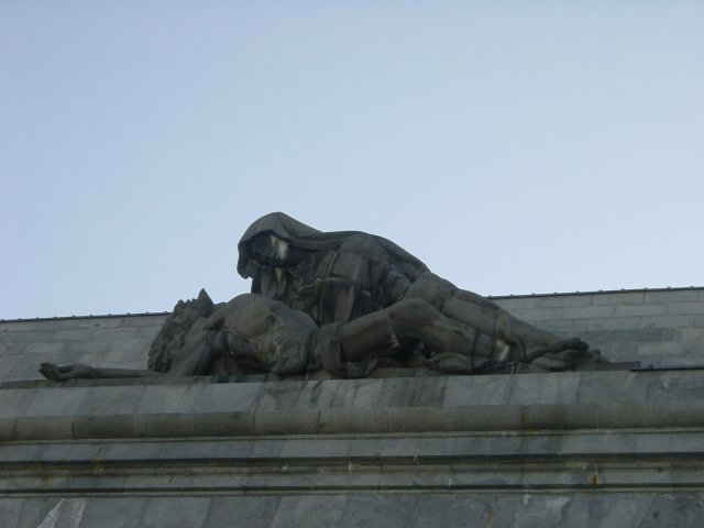 Sculpture repr\351sentant la vierge Marie tenant le cadavre du Messie
