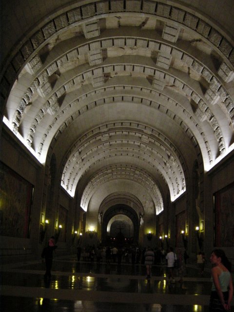Int\351rieur sombre de la basilique