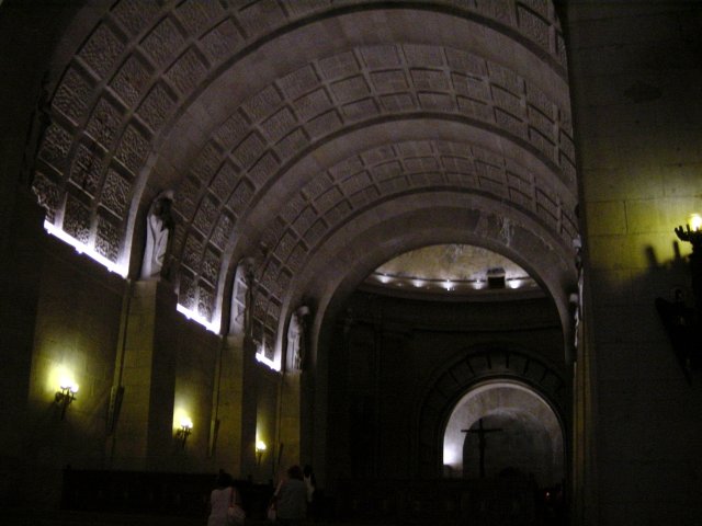 Int\351rieur sombre de la basilique
