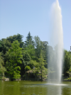 Jet d'eau sur un lac, Steph Petit-cul en tout petit au fond
