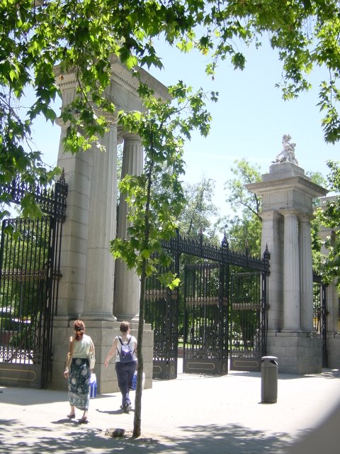 Sophie et Madame Bi de dos, \340 l'entr\351e du parc du Retiro