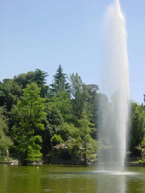 Jet d'eau sur un lac, Steph Petit-cul en tout petit au fond