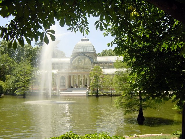 Jet d'eau sur lac et Palais de cristal