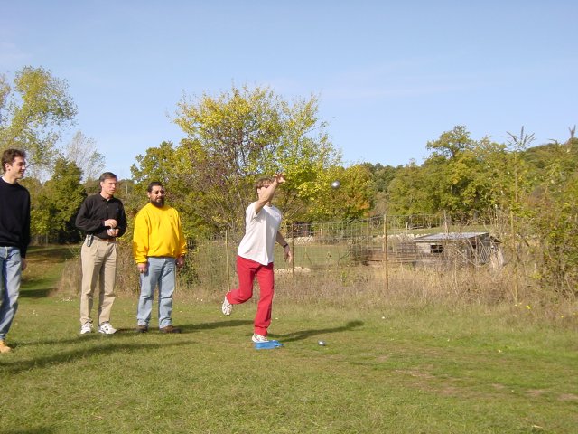Ian throwing elegantly, Olivier, Steve and Simon behind