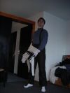 Steph enfilant son pull et posant