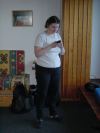 Mme Bi manipulant un telephone mobile