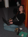 Coralie dans le couloir avec son laptop