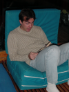Steph vautre, lisant un livre et faisant une grimace