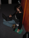 Coralie pliee dans le couloir avec son laptop