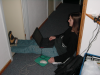 Coralie bloquant le couloir, pieds dans les WC, laptop sur les cuisses