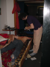 Canard a plat ventre et torse nu, Nico juste au dessus se preparant a masser