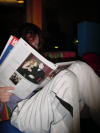 Sophie se cache derriere une magazine