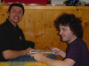 Neurone et Nico devant un magazine