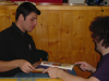Nico montre a Neurone un magazine