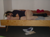 Nico lit sur son lit