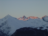 Rayons roses sur montagnes blanches