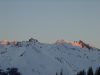 Rayons roses sur montagnes blanches
