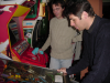 Neurone au flipper, Steph tenant un pistolet en plastique