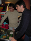 Steph et Neurone devant un flipper