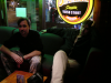 Canard et M'sieur Bi assis dans le bar