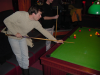 Steph dans une position tout a fait non orthodoxe pour jouer au billard