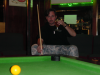 Canard levant son verre de biere devant le billard