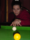 Gros plan sur Coralie au billard