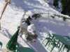 Deux enfants jouant avec la neige