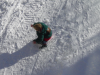 Petit garcon glissant de cote dans la neige