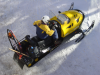 Sauveteuse demarrant un scooter de neige