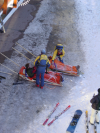 Deux blesses sur brancards, sauveteurs au travail